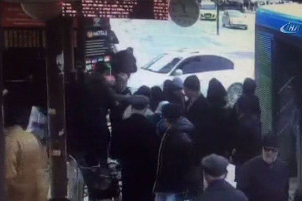 Otomobil otobüs durağına daldı: 1 ölü