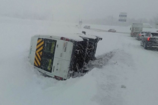 Samsun'da kayan minibüs devrildi