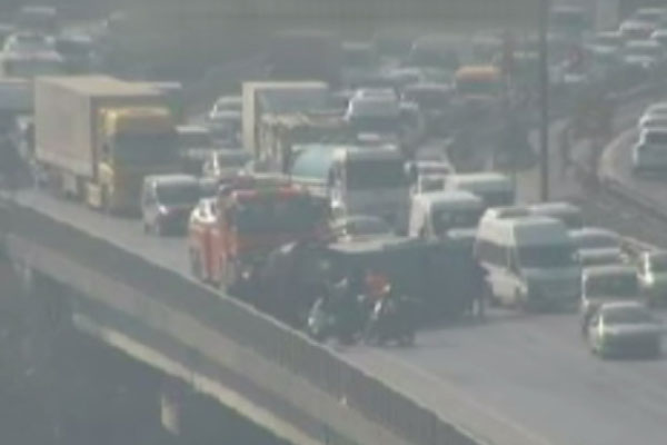 TEM’de cezaevi aracı yan yattı, trafik felç oldu