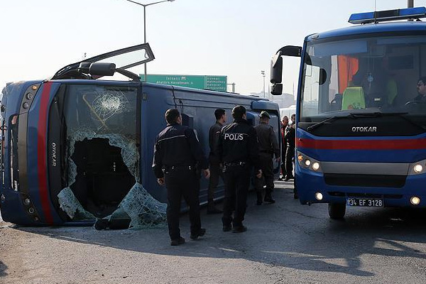 Mahkumları taşıyan araç devrildi