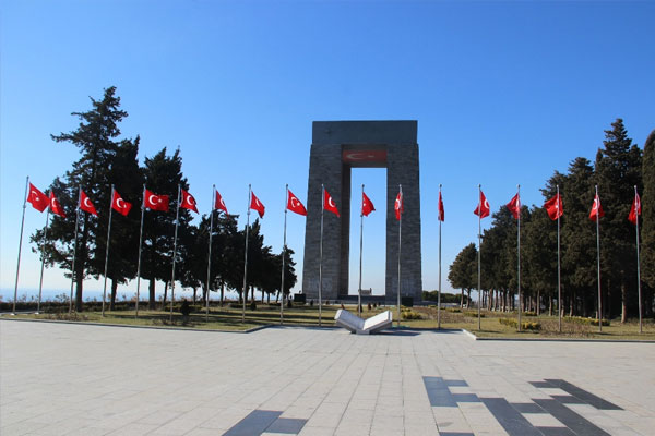 Şehitliklerde beş vakit ezan okunuyor