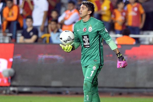 Muslera Galatasaray tarihine geçiyor