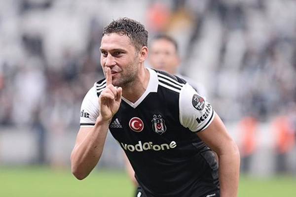 Beşiktaşlı futbolcu imzaladı