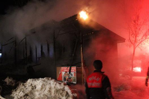 Bolu'da 6 dükkan alevlere teslim oldu