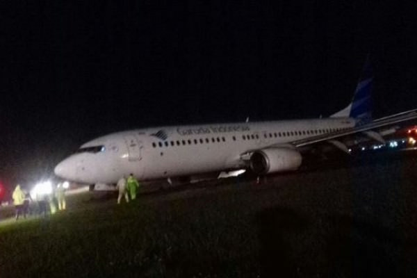 Endonezya'da yolcu uçağı pistten çıktı
