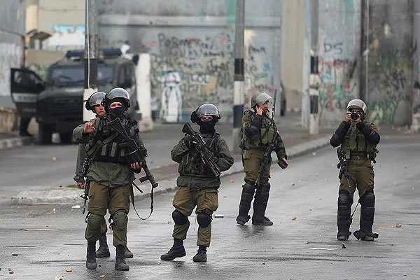 İsrail askerleri 21 Filistinliyi gözaltına aldı
