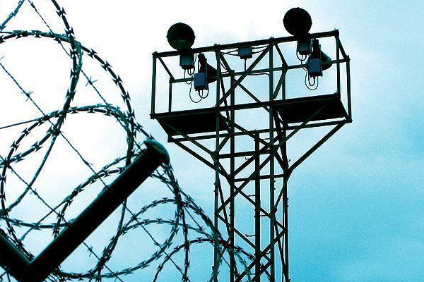 İsrail, Filistinli tutukluların bulunduğu cezaevini bastı