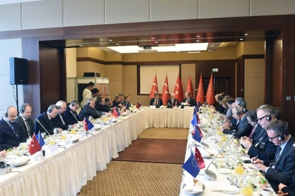 Kılıçdaroğlu AB büyükelçileriyle kahvaltı yaptı