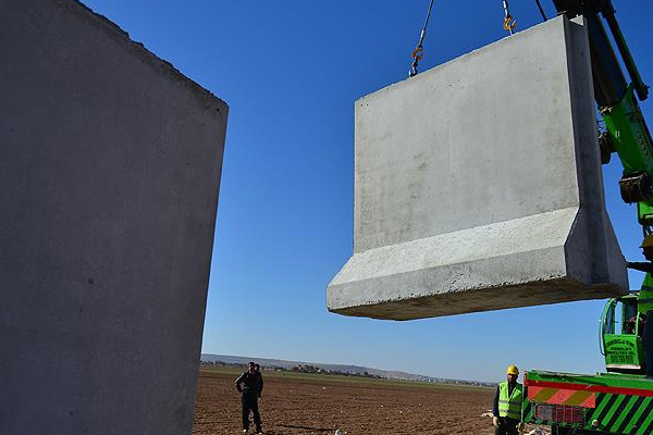Sınırdaki duvarda yarıya yaklaşıldı