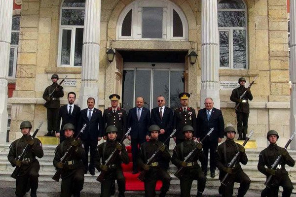 Bakan'ın Edirne'de diz çöken askerlerle çektirdiği fotoğraf olay oldu