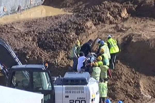 İstanbul'da kepçe boşluğa düştü: 1 yaralı