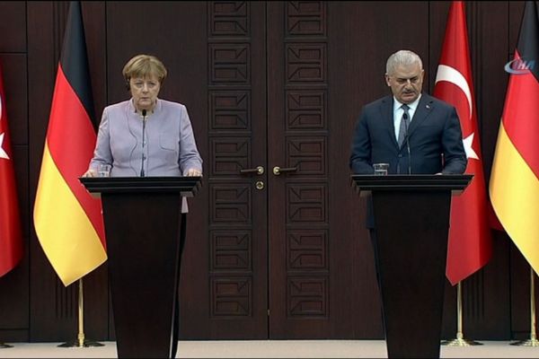 Merkel: Her ay 500 mülteciyi kabul edeceğiz