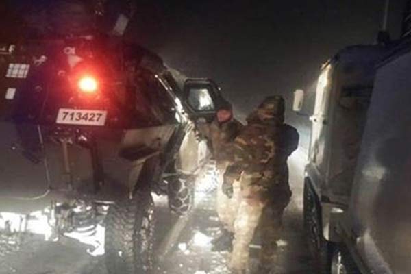 Mehmetçik yolda kalan 52 yolcuyu kurtardı