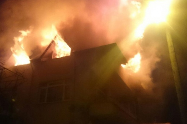 Gece yarısı çıkan yangın korkuttu