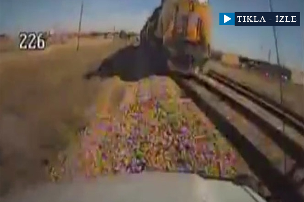 Yoldan çıkan otobüs trenle çarpıştı