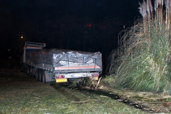 Tır, 2 otomobil ve 1 bisiklete çarptı