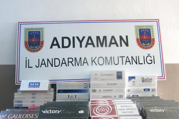 Otomobilde 830 paket kaçak sigara ele geçti