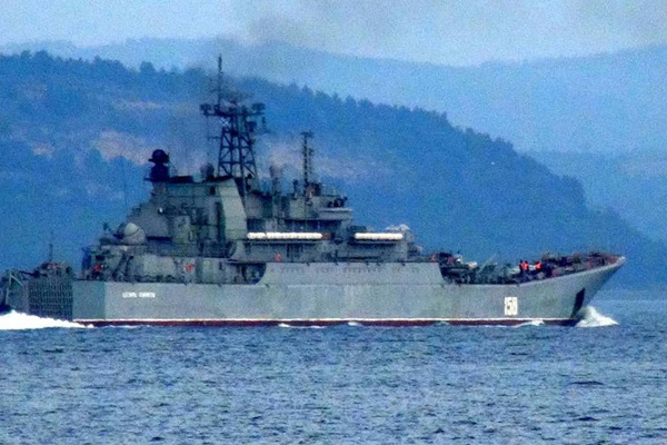 Rus savaş gemisi Çanakkale Boğazı'ndan böyle geçti