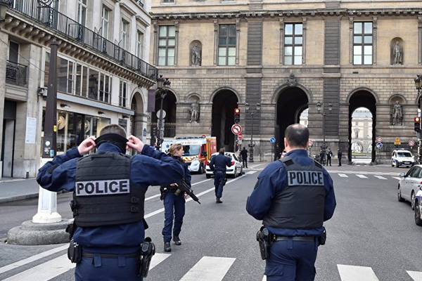 Paris'te askere saldırı