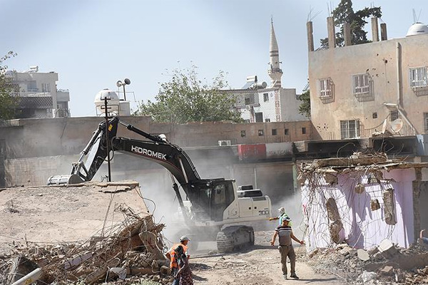 Sur ve Nusaybin'in yeniden inşasına 85 iş makinesi