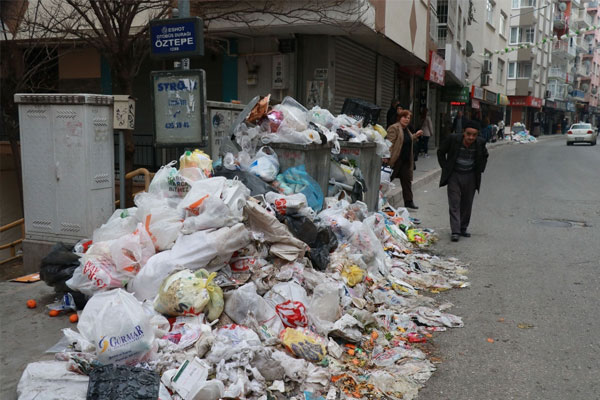 İzmir'in ilçesinde çöp krizi
