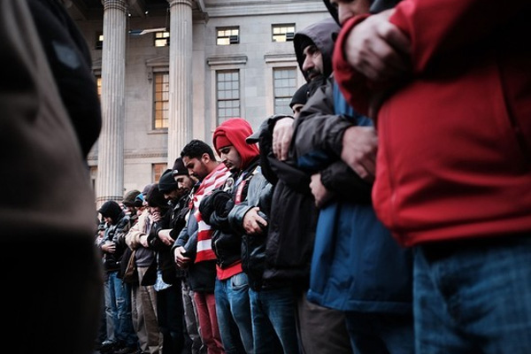 New York'un göbeğinde binlerce Müslüman namaz kıldı