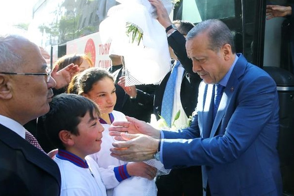 Cumhurbaşkanı Erdoğan satranç dağıttı