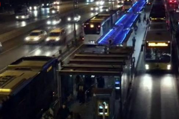 Metrobüs arızası uzun kuyruklar oluşturdu
