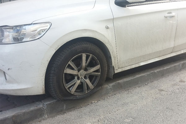 Beyoğlu’nda 50 aracın lastiğini kestiler