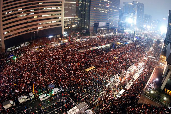 Güney Kore'de Park karşıtı gösteriler devam ediyor