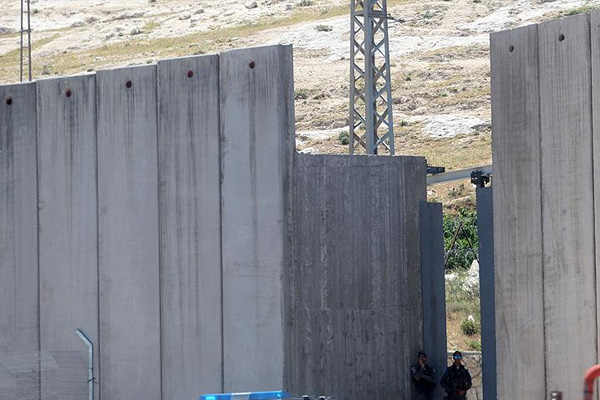 İsrail 'ayrım duvarı' inşatına devam ediyor