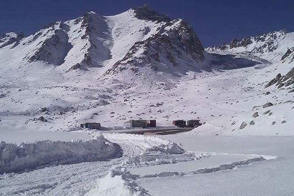 Afganistan'da soğuk hava ve çığ 37 can aldı