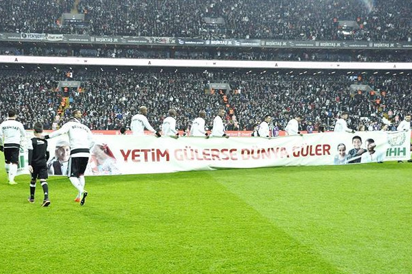Derbi öncesi İHH pankartı açıldı