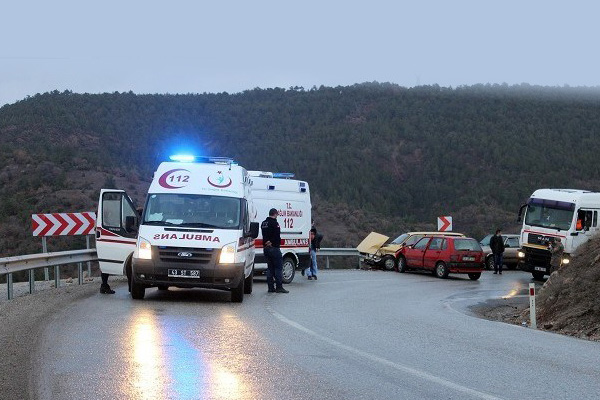 İki araç kafa kafaya çarpıştı