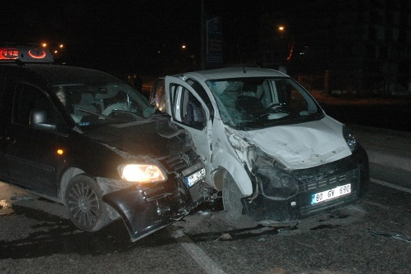 Araçlar birbirine girdi: 2 yaralı