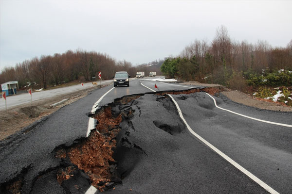 Zonguldak'ta karayolu çöktü