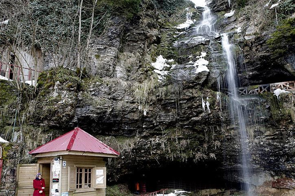 Çal Mağarası ziyaretçilerini büyülüyor