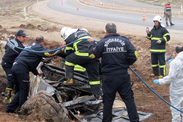 Takla atan otomobilde 3 kişi yanarak can verdi