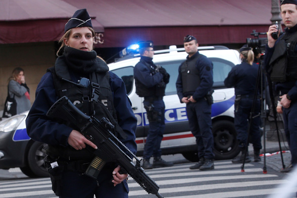 Paris'teki müze saldırganının babası: Oğlum terörist değil