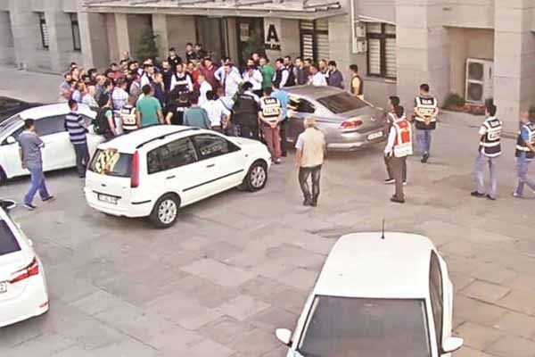 15 Temmuz'da İstanbul Emniyeti'nde yaşananların görüntüleri ortaya çıktı
