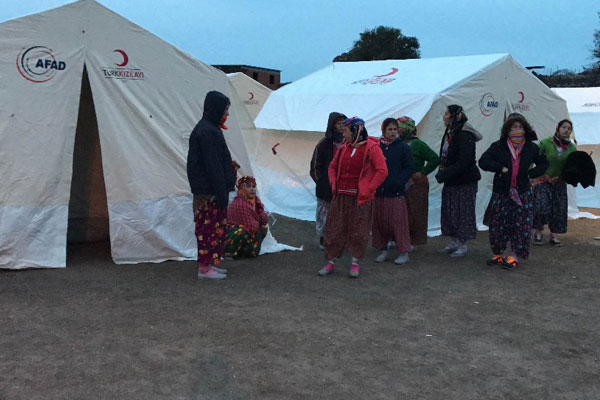 Depremzedeler geceyi ayakta geçirdi