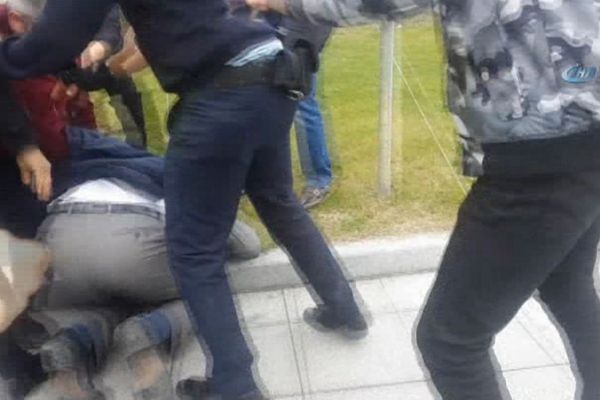 Polise yumruk atan sürücüye vatandaşlardan linç girişimi