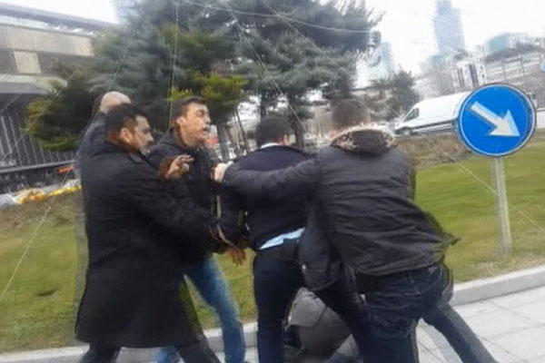 Polise yumruk atan sürücüye vatandaşlardan linç girişimi