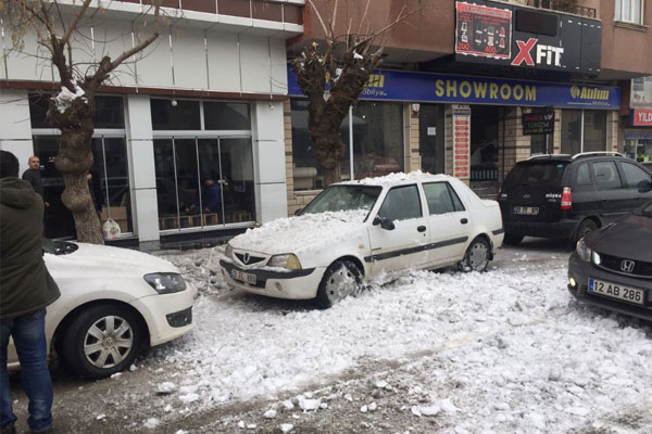 Çatıdan düşen kar hastanelik etti