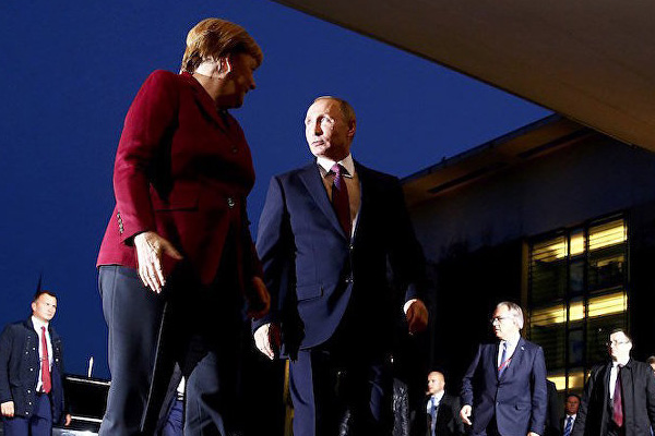 Putin ve Merkel'den Ukraynalı taraflara ateşkes çağrısı