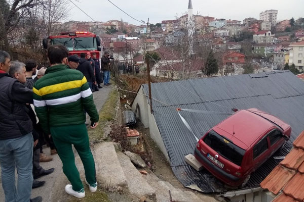 Fren yerine gaza basınca çatıya uçtu