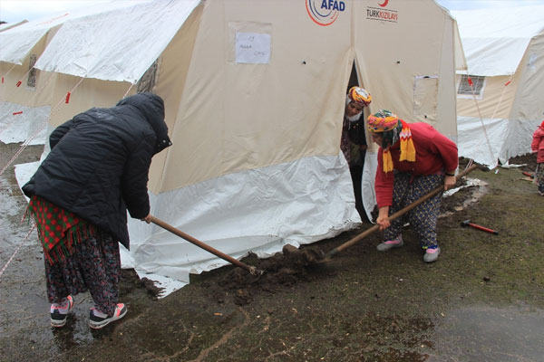 Depremzedeler yağışla mücadele ediyor