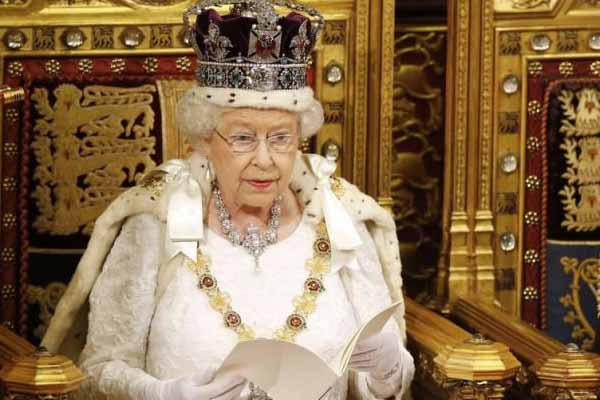İngiltere'de Kraliçe'ye tahtan in çağrısı