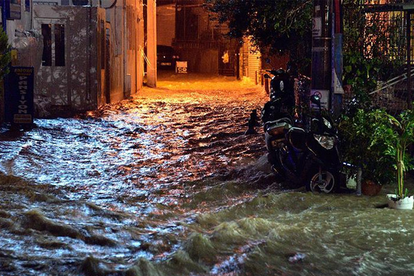 Bodrum'da sağanak bazı caddeleri dereye çevirdi