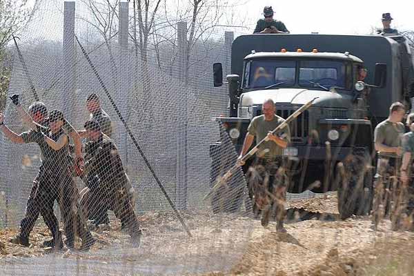 Sığınmacı akınını durdurmak için jiletli tel örgü çektiler
